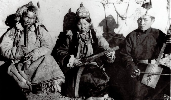 mongols playing tsuur
