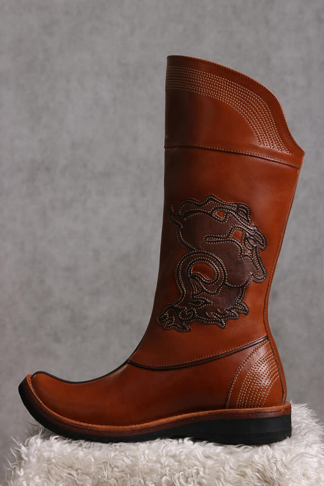 14 century brown cowhide boots