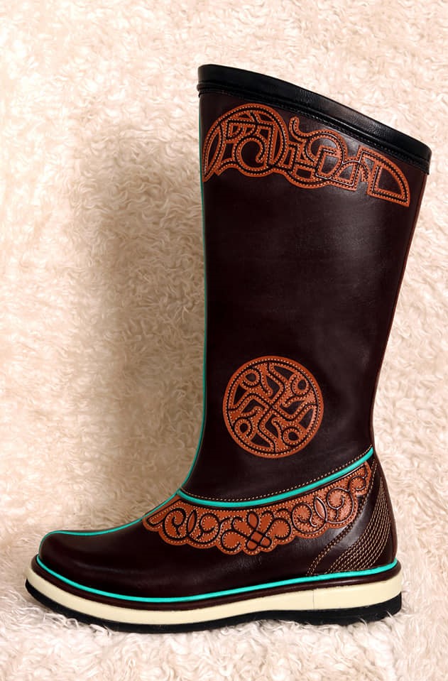 14 th Century Dark Brown Cowhide Boots